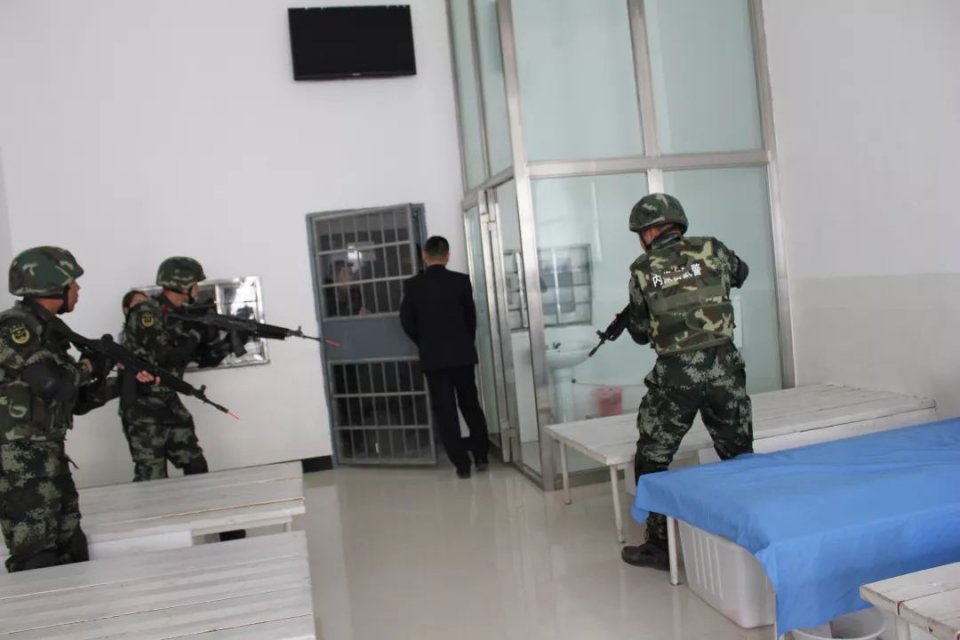 根河市人民检察院驻所检察室联合看守所,武警中队开展应急处突预案